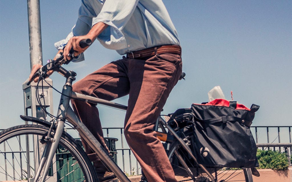 Radfahrer mit Fahrradtasche hinten