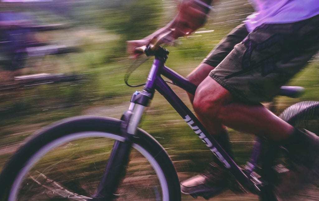 Mountainbiker mit Herren-Fahrradhose Loose Cut