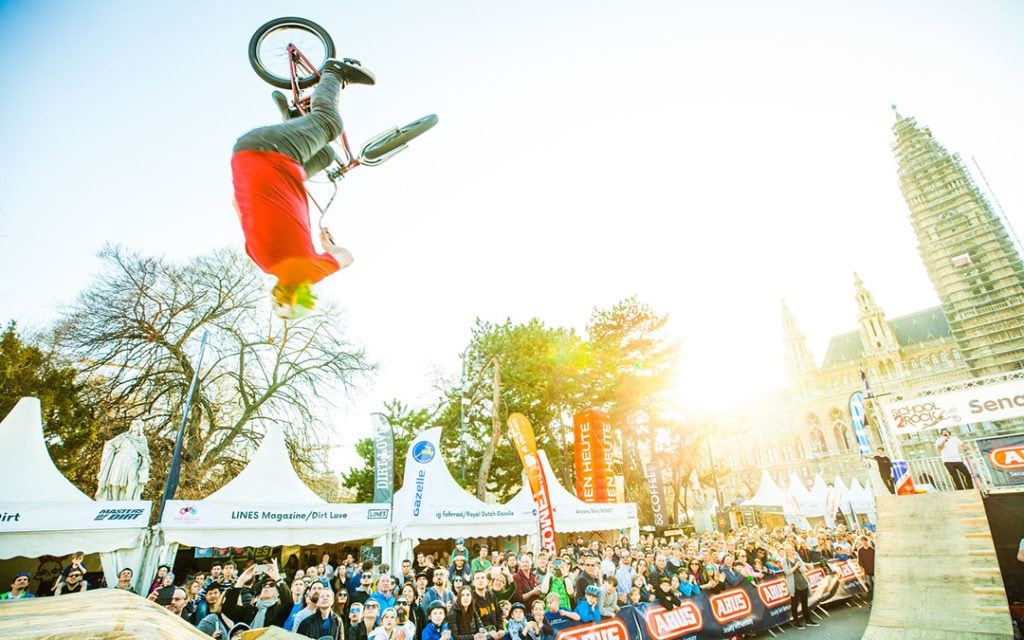 Biker am Bikefestival Wien vor Zuschauer
