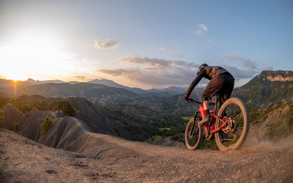 Giant E-Biker in den Bergen im Sonnenuntergang