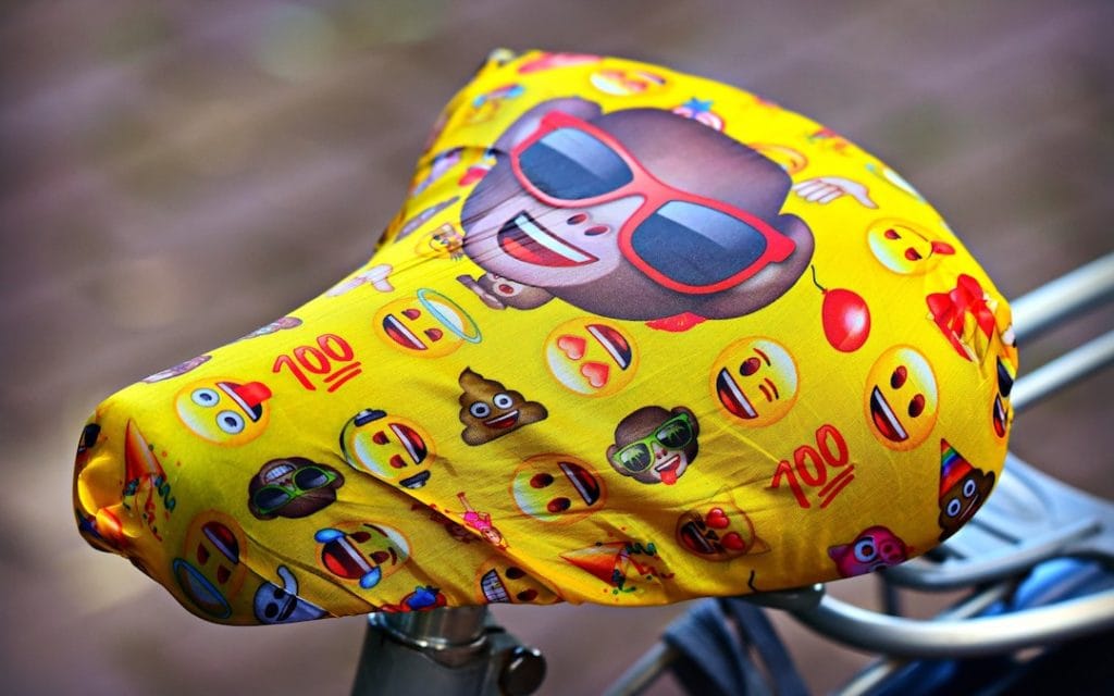 Sattelbezug mit Emojis