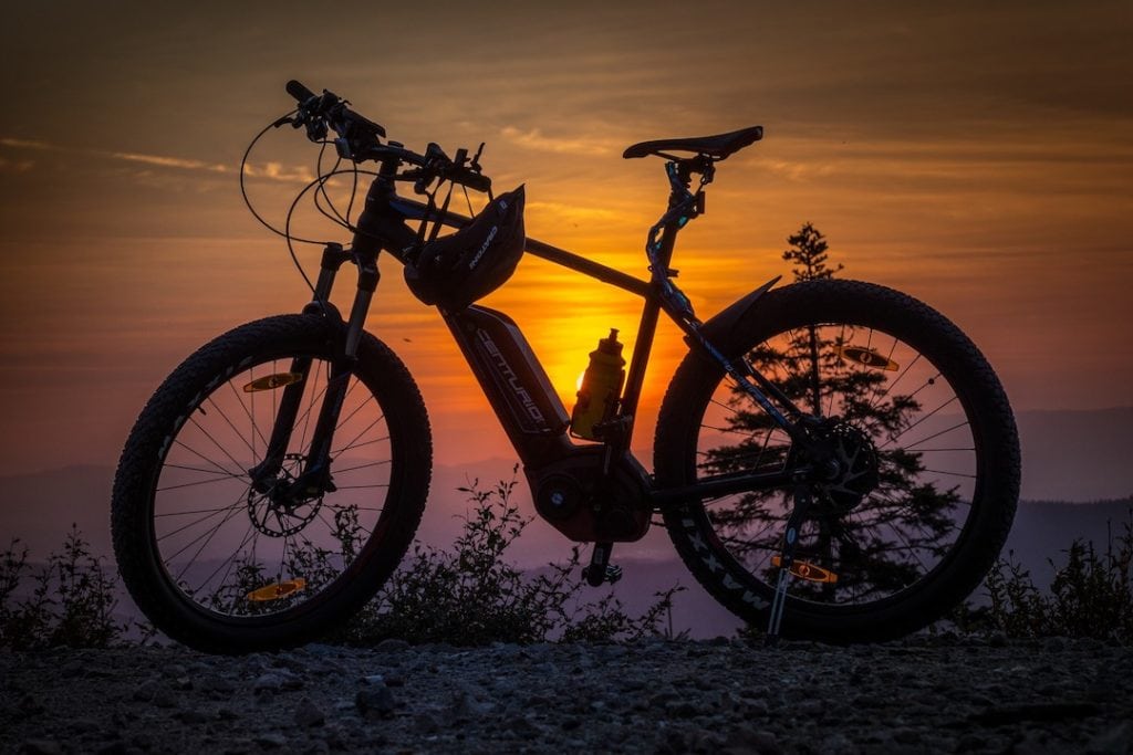 E-Mountainbike im Sonnenuntergang