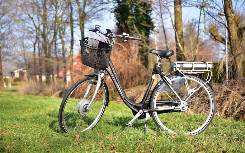 E-Bike City Rad mit Korb am Wegesrand