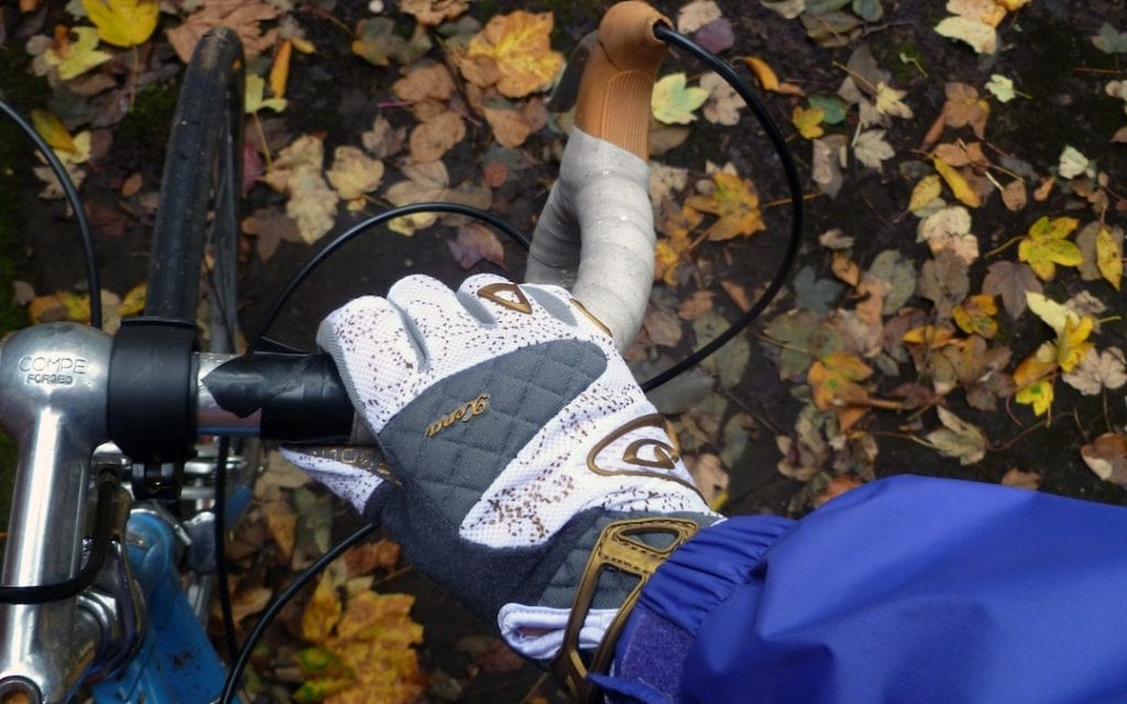 Fahrradhandschuhe im Herbst